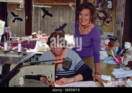 Unternehmensleiterin Andrea Kathrin Christenson-Klette berät sich mit human Mitarbeiterinnen im Käthe Kruse Puppenmuseum in Donauwörth, Deutschland 2005. CEO Andrea Kathrin Christenson Klette im Gespräch mit Ihren Mitarbeitern an der Käthe Kruse Puppen und Spielzeug Museum in Donauwoerth, Deutschland 2005. Stockfoto