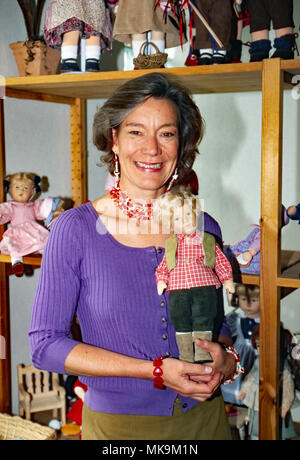 Unternehmensleiterin Andrea Kathrin Christenson-Klette mit Puppe im Käthe Kruse Puppenmuseum in Donauwörth, Deutschland 2005. CEO Andrea Kathrin Christenson Klette mit einer Puppe an der Käthe Kruse Puppen und Spielzeug Museum in Donauwoerth, Deutschland 2005. Stockfoto