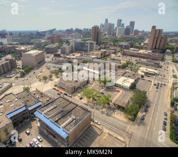 Minneapolis, Minnesota Skyline von oben durch die Drohne im Frühjahr gesehen Stockfoto