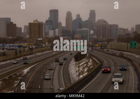 Minneapolis, Minnesota Skyline der Wolkenkratzer von weit weg Stockfoto