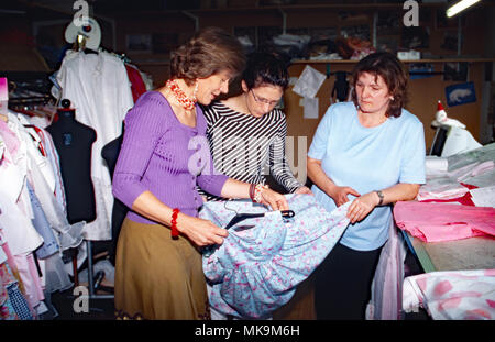 Unternehmensleiterin Andrea Kathrin Christenson-Klette berät sich mit human Mitarbeiterinnen im Käthe Kruse Puppenmuseum in Donauwörth, Deutschland 2005. CEO Andrea Kathrin Christenson Klette im Gespräch mit Ihren Mitarbeitern an der Käthe Kruse Puppen und Spielzeug Museum in Donauwoerth, Deutschland 2005. Stockfoto