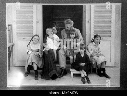 Historisches Foto mit Firmengründerin Käthe Kruse im Käthe Kruse Puppenmuseum in Donauwörth, Deutschland 2005. Vintage photgraphs mit Firmengründer Käthe Kruse an der Käthe Kruse Puppen und Spielzeug Museum in Donauwoerth, Deutschland 2005. Stockfoto