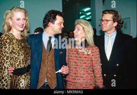 V. l.: Marie Louise Lilly und Alexander Prinz zu Schaumburg Lippe, Ute Uhoven und Sohn Michael am Rande einer Modenschau des Hauses Chanel in Frankfurt am Main, Deutschland 1994. (L und R): Marie Louise Lilly und Alexander Prinz zu Schaumburg Lippe, Ute Ohoven und Sohn Michael bei einem Chanel fashion show von Frankfurt am Main, Deutschland 1994. Stockfoto