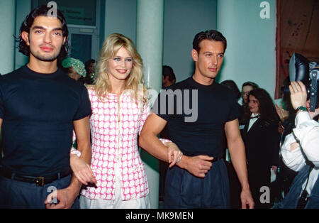 Modell Claudia Schiffer bei einer Abendveranstaltung, Deutschland 1992. Deutsche Modell Claudia Schiffer bei einer Abendveranstaltung, Deutschland 1992. Stockfoto