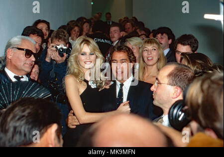 Karl Lagerfeld mit Supermodel Claudia Schiffer, Deutschland 1992. Modeschöpfer Karl Lagerfeld mit Deutschen Supermodel Claudia Schiffer, Deutschland 1992. Stockfoto