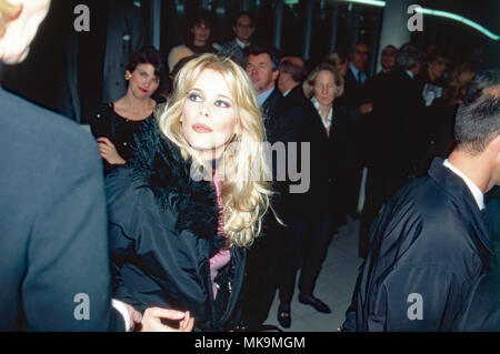 Modell Claudia Schiffer bei einer Abendveranstaltung, Deutschland 1991. Deutsche Modell Claudia Schiffer bei einer Abendveranstaltung, Deutschland 1991. Stockfoto