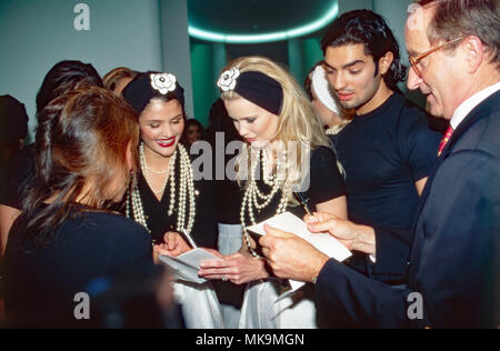 Modell Claudia Schiffer bei einer Fashionshow des Modehauses Chanel, Deutschland 1991. Deutsche Modell Claudia Schiffer auf einer Modenschau von Chanel, Deutschland 1991. Stockfoto