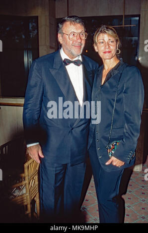 Wis Günter Lamprecht mit Partnerin Claudia Amm bei der Eröffnung des Cinedom Kino in Köln, Deutschland 1991. Schauspieler Günter Lamprecht mit Partner Claudia Amm bei der Eröffnungsgala der Cinedom Kino Center in Köln, Deutschland 1991. Stockfoto