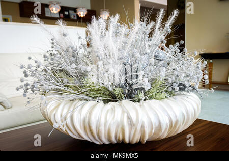 Blumen weiß Tischdekoration in der Hotel Lobby Rezeption Zimmer. Abendessen Dekoration mit Porzellan Vase und verschiedene Blumenarrangements. Stockfoto
