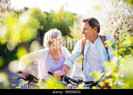 Schönes älteres Ehepaar mit Fahrräder außerhalb im Frühjahr die Natur. Stockfoto