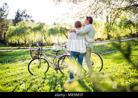 Schönes älteres Ehepaar mit Fahrräder außerhalb im Frühjahr die Natur. Stockfoto