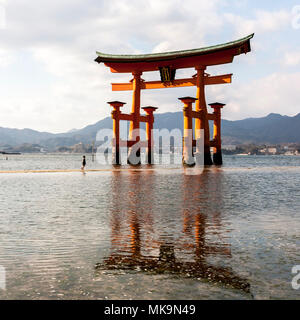 Miyajima, Japan - 28. Dezember 2009: Das schwimmende Torii Tor der Itsukushima Schrein vor der Küste der Insel Miyajima. Stockfoto