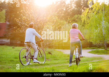Schönes älteres Ehepaar mit Fahrräder außerhalb im Frühjahr die Natur. Stockfoto