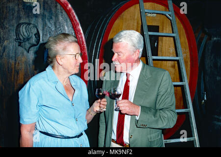 Siegfried Fürst zu Castell-Rüdenhausen mit Gattin Irene im Weinkeller in Schloss Rüdenhausen, Deutschland 1990. Siegfried Prinz von Ruedenhausen mit seiner Frau Irene an Ruedenhausen schloss Weinkeller, Deutschland 1990. Stockfoto