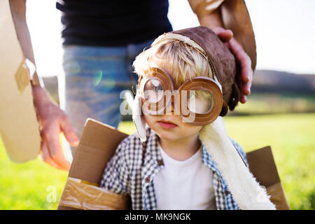 Happy toddler Boy Spielen im Freien mit Vater im Frühling Natur. Stockfoto