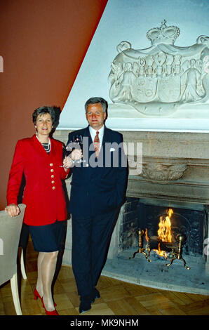 Georg zur Lippe und Gattin Alexandra / der Wiedereinrichtung von Schloss Proschwitz als Weingut in Meißen, Deutschland 2001. Georg zur Lippe und seiner Frau Alexandra nach Relaunch Schloss Proschwitz als Weingut in Meissen, Deutschland 2001. Stockfoto