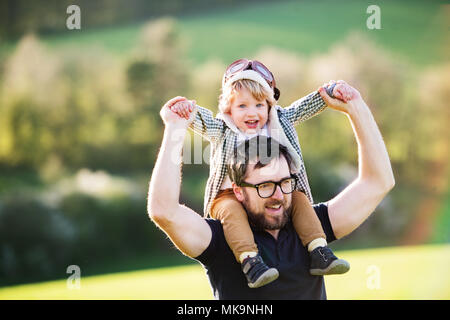 Ein Vater mit seinem Kind Sohn außerhalb im Frühjahr die Natur. Stockfoto