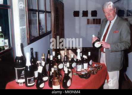 Siegfried Fürst zu Castell-Rüdenhausen mit Produkten des Weinguts Schloss Rüdenhausen, Deutschland 1990. Siegfried Prinz von Ruedenhausen mit Produkten von Ruedenhausen Schloss Weingut, Deutschland 1990. Stockfoto