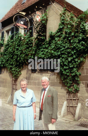 Siegfried Fürst zu Castell-Rüdenhausen mit Gattin Irene in Schloss Rüdenhausen, Deutschland 1990. Siegfried Prinz von Ruedenhausen mit seiner Frau Irene an Ruedenhausen schloss, Deutschland 1990. Stockfoto