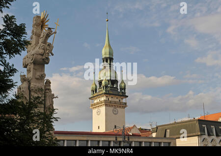 Dreifaltigkeitssäule (sloup Nejsvětější Trojice) und der Turm des Alten Rathauses (Stará radnice) in Brünn, Tschechische Republik Stockfoto