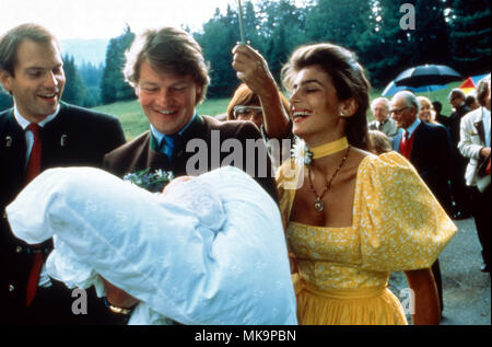 Erbprinz Ernst August von Hannover mit seinem zweiten Sohn Christian Heinrich, Deutschland 1985. Der thronfolger Ernst August von Hannover mit seinem zweiten Sohn Christian Heinrich, Deutschland 1985. Stockfoto