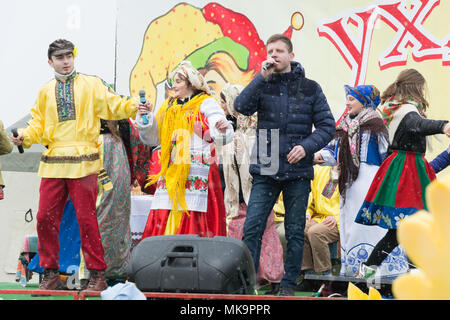 TIRASPOL, MOLDAU - Februar 18, 2018: Der Mann ist Singen am Maslenitsa Festival. In der Folk Kalender der östlichen Slawen, den Feiertag markiert den Stockfoto