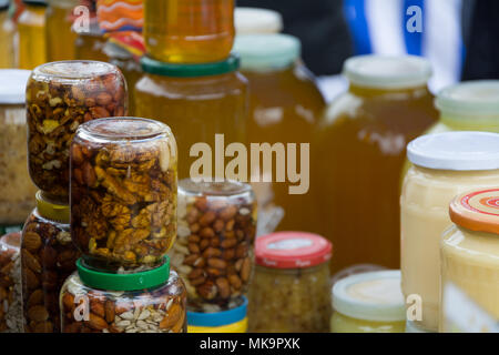 Walnüsse mit Honig, Sonnenblumenkerne mit Honig in einem Glas Stockfoto