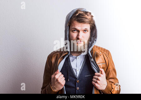 Portrait einer jungen hipster Mann in einem Studio. Kopieren Sie Platz. Stockfoto