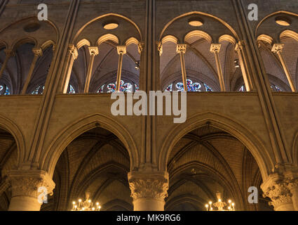 Arkaden des Langhauses, die Kathedrale von Notre-Dame de Paris, Frankreich Stockfoto