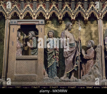 Die gotische Skulptur des auferstandenen Christus, die Apostel Petrus und Johannes, die Kathedrale Notre-Dame de Paris, Frankreich Stockfoto