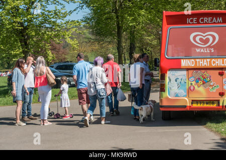 Die Leute in der Warteschlange an einem Ice Cream van an einem heißen sonnigen Tag in Bridgnorth in England Großbritannien Stockfoto