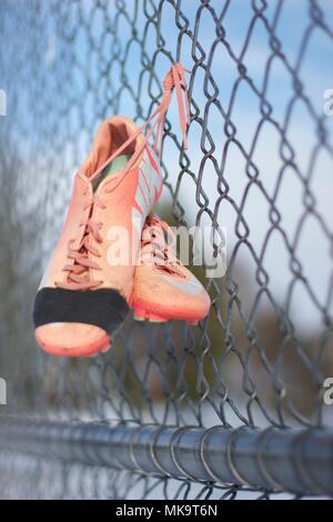 Yakima, Washington/USA - Dezember 17, 2016: abgenutzt und geliebten Fußball Stollen in einem künstlerischen Foto angezeigt. Stockfoto