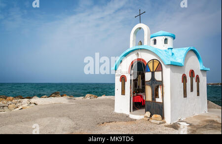 Bunte griechisch-orthodoxe Kapelle am Meer in der Nähe von Chania auf Kreta, Griechenland Stockfoto