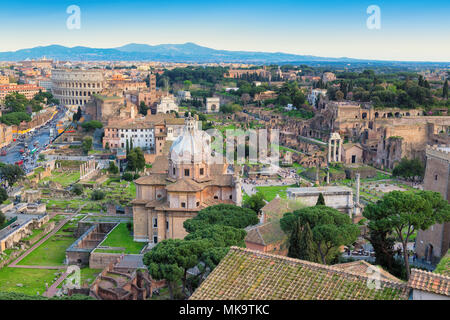 Luftbild des Forum Romanum und das Kolosseum in Rom, Italien. Stockfoto