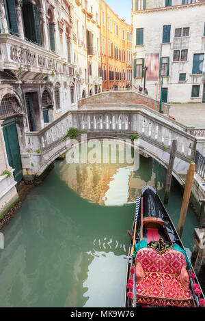 Venedig Landschaft. Venezianischen Kanal mit Gondel in Venedig, Italien. Stockfoto