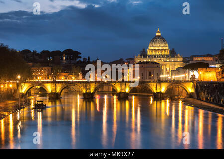 Nacht Blick auf den Tiber und den Petersdom in Rom, Italien. Stockfoto