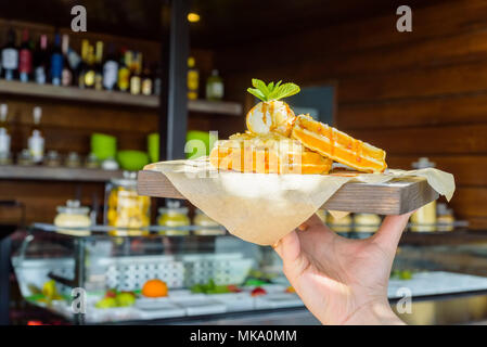 Nahaufnahme der Hand hält Belgische Waffeln für Fach Stockfoto