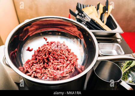 Freaf Hackfleisch in Metallschale schließen Stockfoto