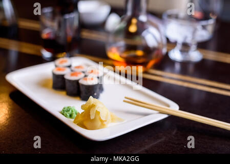 Frisches Sushi Rollen auf der Platte serviert im Restaurant Stockfoto