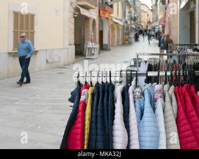 Eine Straße in der Altstadt von Alcudia, Mallorca, Spanien. Stockfoto