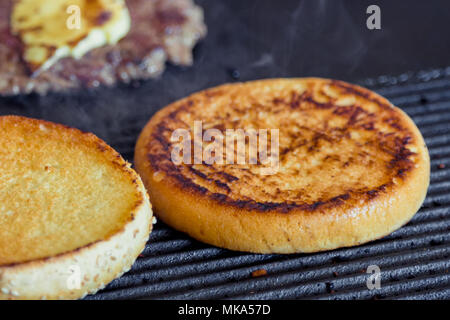 Getoastet Burger für einen Hamburger. Die Keks gebacken auf dem Grill. Ein hamburger. Stockfoto