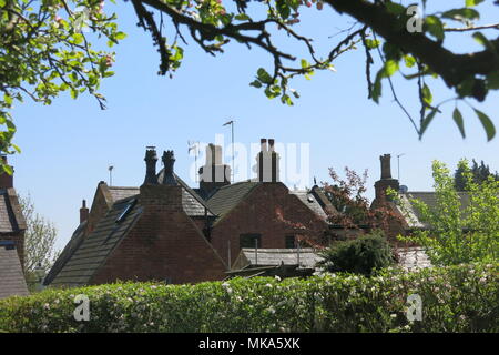 Alten Schornstein Töpfe und moderne TV-Antennen zieren die Dächer in diesem Northamptonshire Dorf Stockfoto