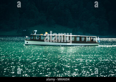 Klassische Ansicht der traditionellen Passagierschiffe auf dem berühmten See Konigssee im schönen Abendlicht bei Sonnenuntergang im Sommer, Berchtesgadener Land, Bayern, Ge Stockfoto