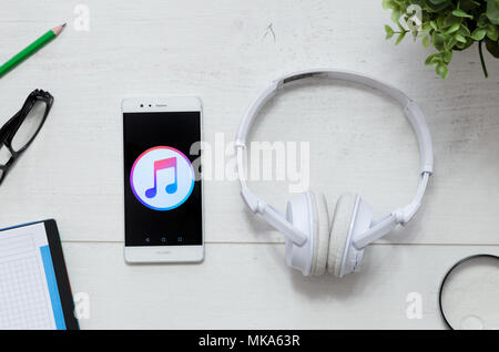 WROCLAW, Polen - 29. MÄRZ 2018: Apple Musik ist ein Service, mit rechtlichen Streaming Musik. Smartphone mit Apple Musik app Logo auf dem Schreibtisch Konzept. Stockfoto
