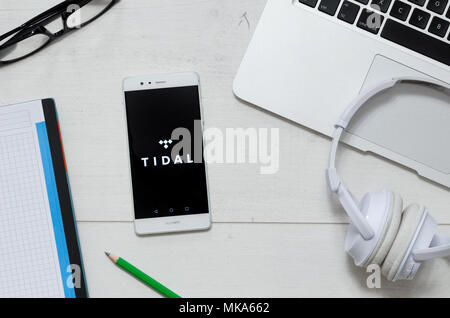 WROCLAW, Polen - 29. MÄRZ 2018: die Gezeiten ist Musik, Service, bietet rechtliche Streaming Musik. Mit Gezeiten app Logo auf dem Schreibtisch Konzept Smartphone. Stockfoto