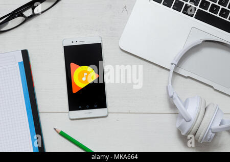 WROCLAW, Polen - 29. MÄRZ 2018: Google Musik ist ein Service, bietet das Streaming von Musik. Smartphone mit Google Musik app Logo auf dem Schreibtisch Konzept. Stockfoto