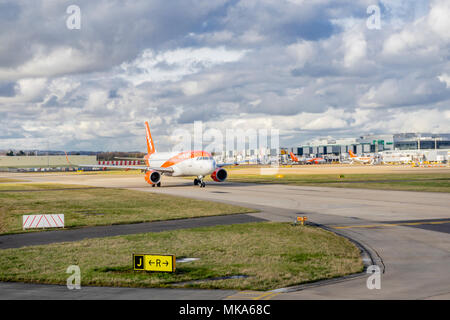 Easyjet Flugzeug auf dem Flugplatz am Flughafen Gatwick (LGW), Surrey, England, Großbritannien Stockfoto