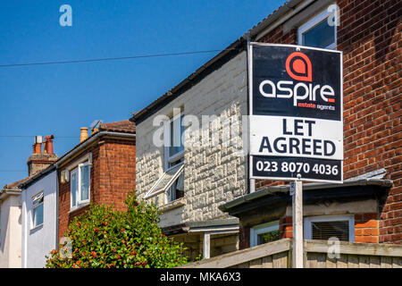 Lassen Sie Zeichen außerhalb einer Reihe von Häusern in einer Wohnstraße vereinbart, Wohnungsmarkt Konzept, England, Großbritannien Stockfoto