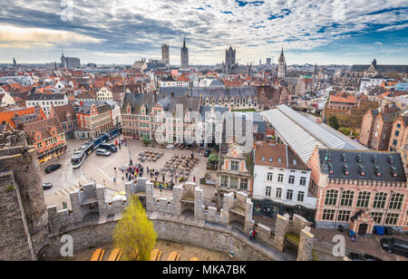Antenne Panoramablick auf die historische Stadt Gent mit berühmten mittelalterlichen Burg Gravensteen an einem schönen sonnigen Tag mit blauen Himmel und Wolken, Belgien Stockfoto