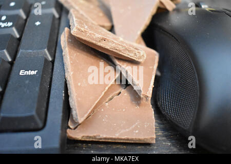 Schokolade Dreiecke mit Tastatur und Maus Stockfoto